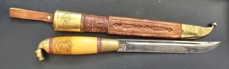 Kniv med hästhuvud längd 26 cm,små intryckt på mässingdetaljer Skickas med postpaket.