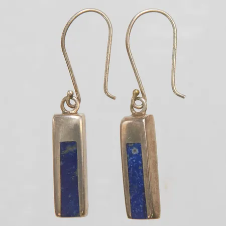 Örhängen med lapis lazuli, längd 38mm, krokar, ostämplat silver Vikt: 2,7g Vikt: 2,7 g