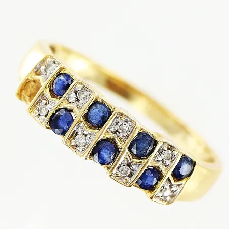 Ring med blå stenar och diamanter 8 x ca 0,005ct, stl:18, bredd 2-5mm, 1 sten saknas,18K Vikt: 2,6 g