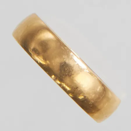 Ring slät stl:15½, bredd: 5mm, svenska stämplar, personlig gravyr, 18K Vikt: 7,9 g
