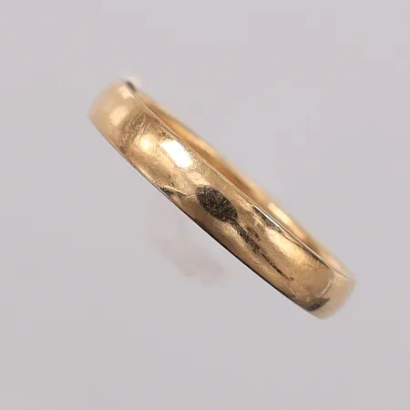 Ring slät stl:15½ bredd 2,8mm, gravyr. 18K Vikt: 1,6 g