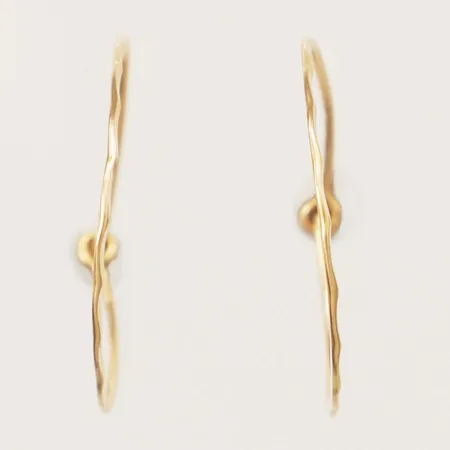 Ett par örhängen creoler hamrad dekor Ø23,8mm, bredd 0,9mm 18K Vikt: 1,2 g