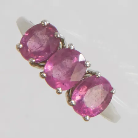 Ring med glasfyllda rosa safirer ca.6x5mm Ø17¼, bredd: 1,5-6,5mm, silver 925/1000 Vikt: 2,6 g