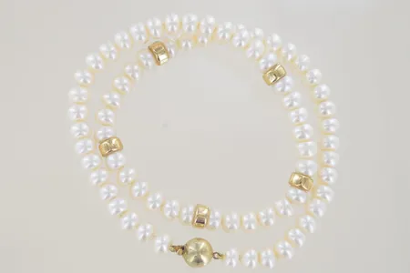 Pärlhalsband sötvatten med guldlås, längd 45 cm bredd 8 mm, 14K Vikt: 41,3 g