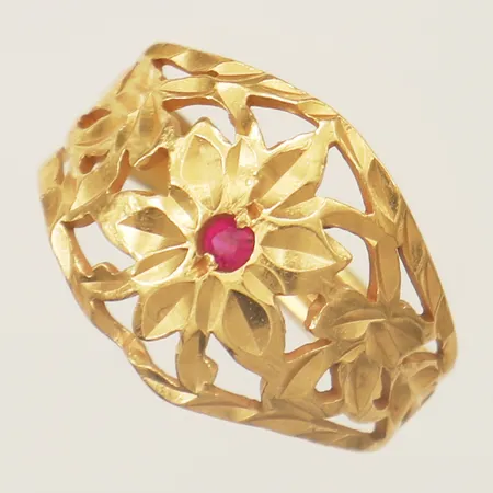 Ring med syntetisk rubin stl 17½, bredd 3,6-15,2mm skev 22K Vikt: 5,2 g