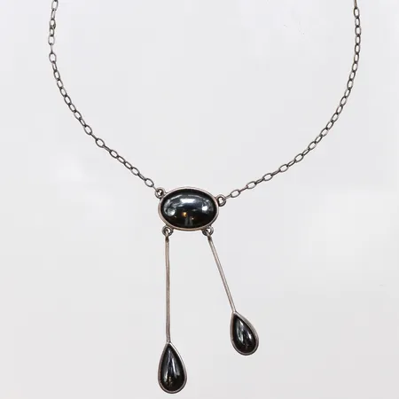 Collier med hematit, längd 44cm, bredd 0,5-38,8mm, lås defekt, 925/1000 silver. Vikt: 3,2 g