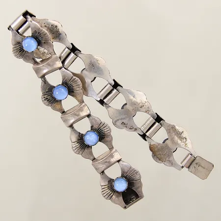 Armband med cabochonslipade blå stenar ALTON längd 19cm bredd 18,8mm stenar med smärre nagg silver 830/1000 Vikt: 23,6 g