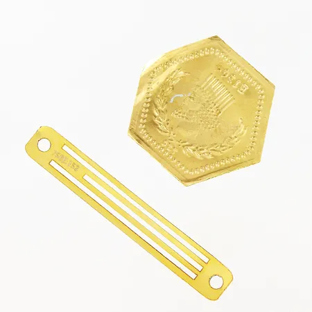2 bitar guld skevheter 18K Vikt: 0,6 g