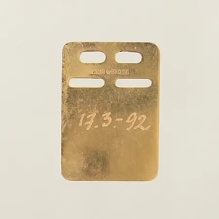 Hänge ID-bricka 27x19mm gravyr 18K Vikt: 2 g