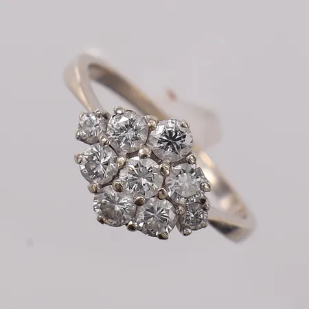 Ring med diamanter 0,95ctv enligt gravyr, stl:18 bredd 1,6-10,2mm, vitguld, något sliten rodiering. 18K Vikt: 3,4 g