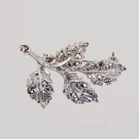 Brosch, blad med markasiter, 35mm, bredd 25mm, Heribert Engelbert, 925/1000 silver Vikt: 4,1 g