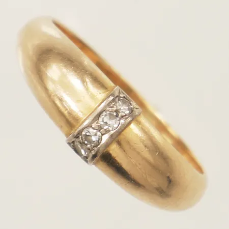 Ring med diamanter 4xca0,03ct stl:19½, bredd 6,9mm år 1978, 18K Vikt: 5,6 g