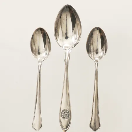 Två mockaskedar modell Chippendale längd 11cm, en kaffesked längd 13cm silver 830/1000  Vikt: 38,3 g