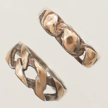 Två ringar med gulddetaljer i 18K, ca stl:17½, defekta silver 925/1000 Vikt: 6,1 g