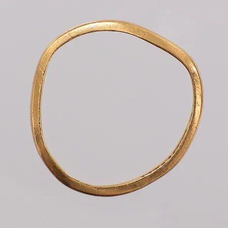 Ring slät stl:19 bredd 2,9mm, gravyr, bucklig. 23K Vikt: 3,7 g