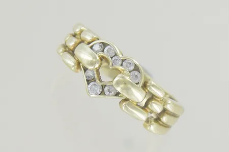 Ring med stenar stl:17½, bredd 6 mm, sönder 14K Vikt: 3,8 g