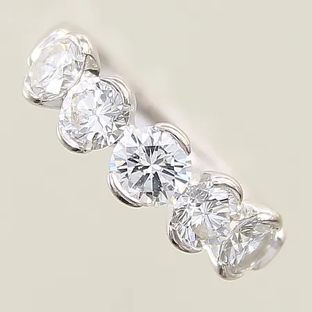 Ring med diamanter 1 x ca 0,50ct samt 4 x ca 0,35ct kvalité ca TW(G)/VS stl 16¾, bredd 2 - 6mm, vitguld, 18K Vikt: 5,1 g