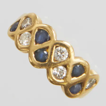 Ring med troligen syntetiska safirer och diamanter 5x 0,05ct, stl:15¼, bredd:3-7,5mm, slitna stämplar, 18K Vikt: 5,3 g