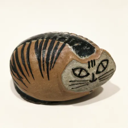 Figurin Katt ur serien Lilla Zoo, Lisa Larson för Gustavsberg, höjd ca 5,5cm, längd 9cm, glaserat stengods 