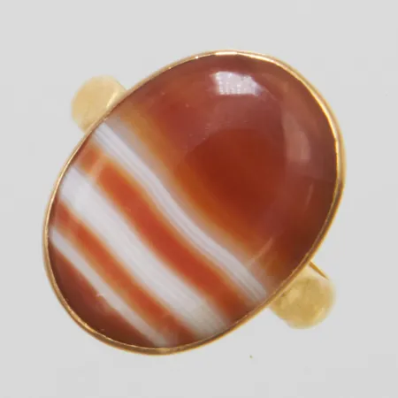 Ring med cabochonslipad agat stl:19, bredd: 4mm, svenska stämplar, 1907, Stockholm, bortslipad gravyr, 23K bruttovikt 7,5g.