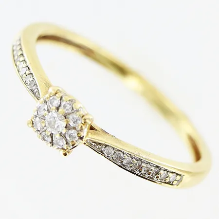Ring Guldfynd med diamanter 1 x ca 0,02ct samt 24 x ca 0,005ct, stl:17½, bredd 1,5-4,5mm, 18K Vikt: 2,2 g
