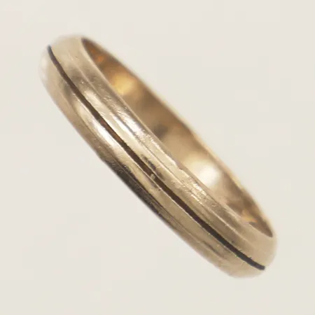 Ring med skåra stl:18, bredd 3,7mm vitguld gravyr 18K Vikt: 3,2 g
