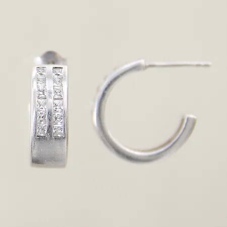 Örhängen med vita stenar 17x6,5mm skeva stift ena saknar snurrebuss silver 925/1000  Vikt: 5,7 g