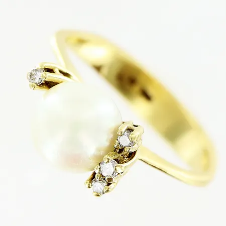 Ring med odlad pärla Ø8mm och diamanter 4 x ca 0,01ct, stl:17½, skenans bredd 1-4,5mm, 18K Vikt: 5 g