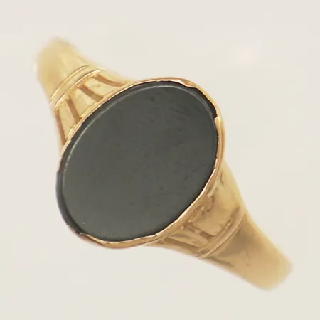 Klackring med hematit stl:19½, bredd 12,2mm skadad infattning 18K Vikt: 3,1 g