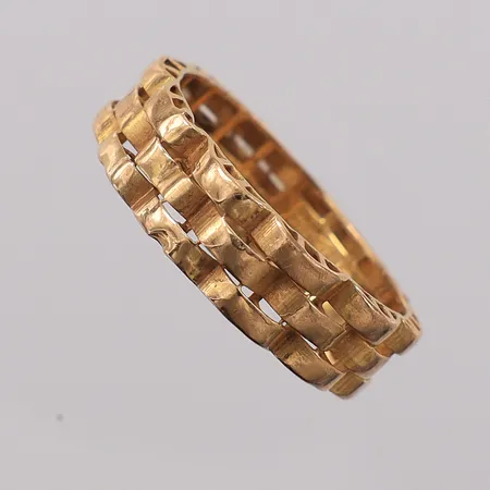 Ring stl:18 bredd 6,3mm, skev, bucklig. 21K Vikt: 2,9 g