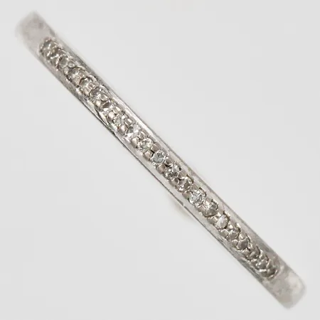 Ring med vita stenar GHA stl: 17¾ bredd 1-2mm vitguld, 18K  Vikt: 2,1 g