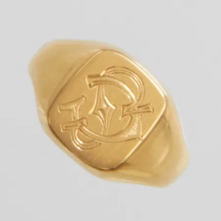 Klackring stl:19, bredd: 4-13mm, svenska stämplar, monogramgravyr, 18K Vikt: 10,2 g