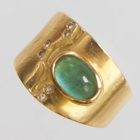 Ring med grön turmalin och diamanter 6x 0,01ct, stl:19¾, bredd: 7,5-16mm, 2003, 18K Vikt: 12,3 g