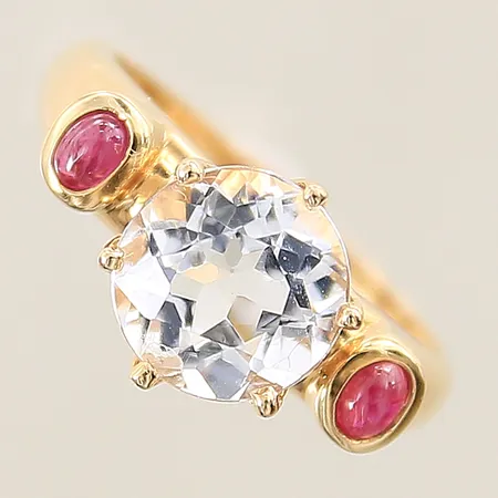 Ring med vit sten samt troligen röda rubiner GFAB stl: 17½, bredd 2,1-10,4mm 18K Vikt: 4,3 g