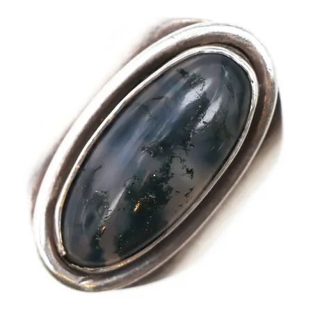 Ring med mossagat, stl:17¼, bredd 6-27,1mm, lite lös i fattningen vid sten, 925/1000 silver. Vikt: 12,3 g