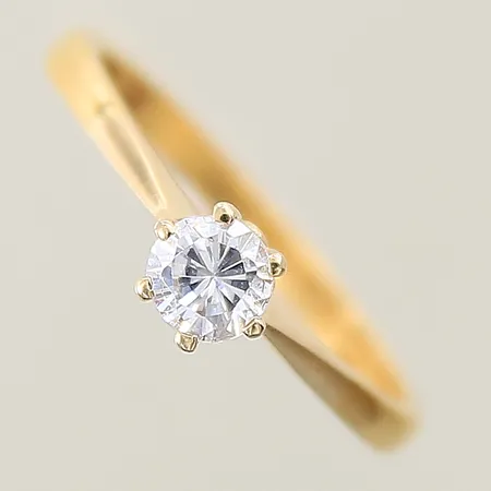 Ring med vit sten stl: 18½, bredd 2,1-4,9mm, gravyr, fattning i 18K, skena i 23K Vikt: 3,6 g