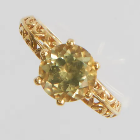 Ring med en grön zirkon Øca.8mm, stl:17+, bredd: 2-8,2mm, 18K Vikt: 2,9 g