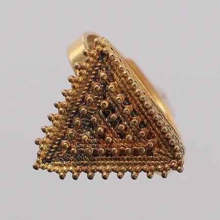 Ring stl:18½ reglerbar skena, bredd 3,1-16,2mm, skev, bucklig. 18K Vikt: 5,5 g