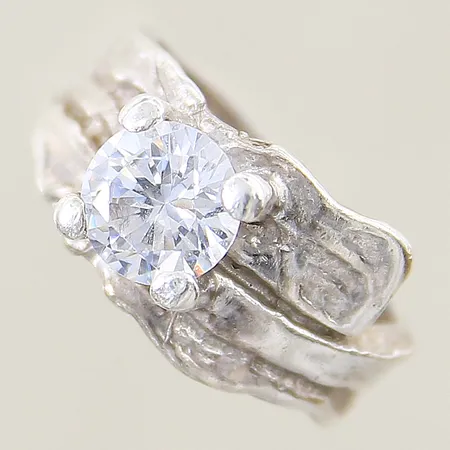 Ring med vit sten stl:18¼ bredd 5,4-12,8mm silver 925/1000 Vikt: 7 g