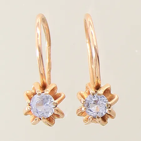 Ett par örhängen med vita stenar längd 10mm, bredd 0,9-6,2mm 14K Vikt: 1,8 g