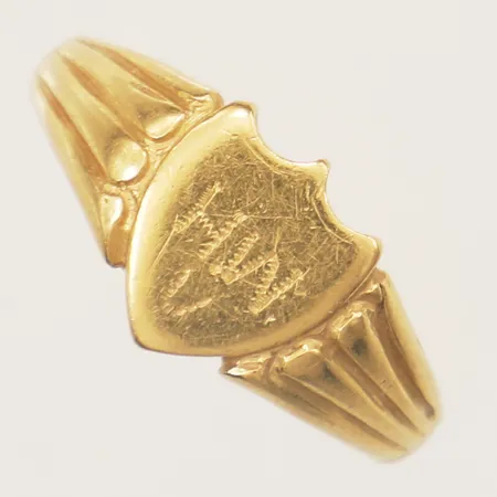 Vapenring stl:19½ bredd 10mm, monogramgravyr 18K  Vikt: 5,3 g