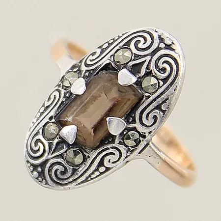 Ring med markasiter samt brun sten stl: 17½, bredd 2-18,9mm, fattning i silver, skadad sten, 18K Vikt: 3,1 g