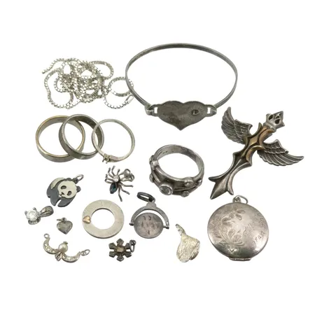 Diverse silversmycken, merparten 925/1000, enstaka stenar, gravyr/bruksmärken/defekter förekommer Vikt: 58 g