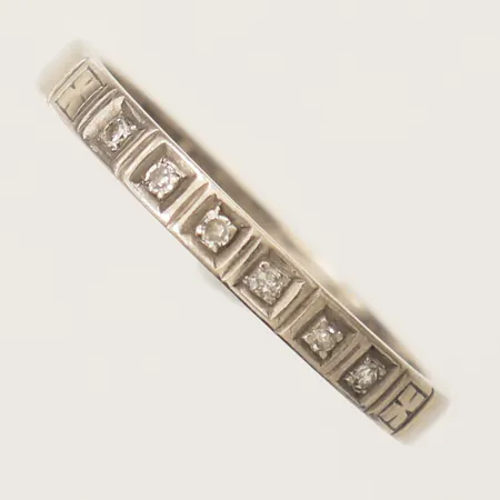Ring med diamanter 6xca0,01ct, stl:19 bredd 2,7mm vitguld 18K Vikt: 3,6 g