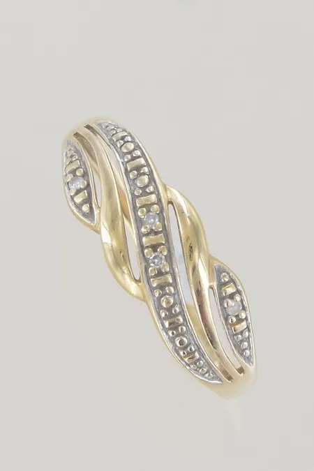 Ring med små diamanter stl:19, bredd 7 mm lite ojämn 18K  Vikt: 2,3 g