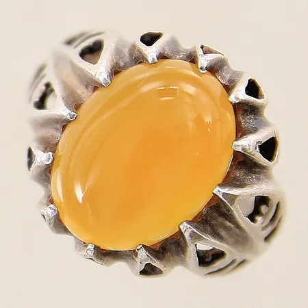 Ring med orange sten stl:19¼ bredd 5-19,4mm skev skena sten sitter något lös i fattning silver 925/1000  Vikt: 8 g