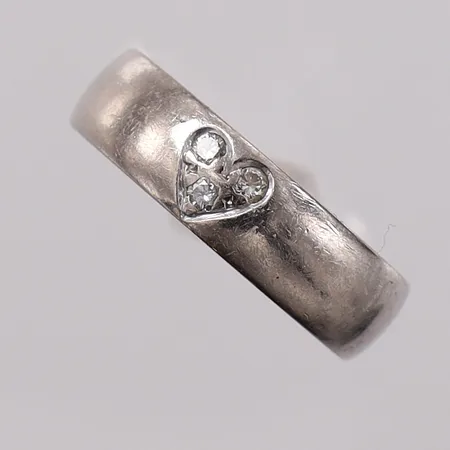Ring med 8/8-slipade diamanter 3xca0,01ct, stl:15½ bredd 5mm, vitguld, gravyr. 18K Vikt: 5,3 g