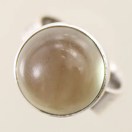 Ring med grön sten stl:17½ bredd 7,6-15,5mm silver 830/1000  Vikt: 5,7 g
