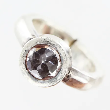 Ring med sten Bjorg stl:18 öppen/eventuellt uppklippt skena bredd 4-10,5mm, silver 925/1000 Vikt: 10,5 g