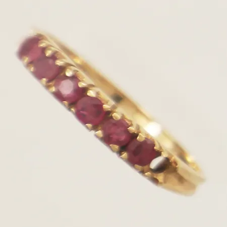 Ring med syntetiska rubiner stl:16¾, bredd 3mm saknar en rubin 18K Vikt: 1,9 g
